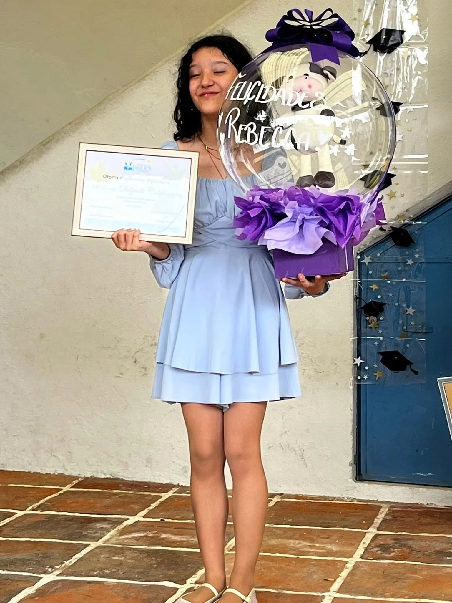 Alumna graduada con diploma
