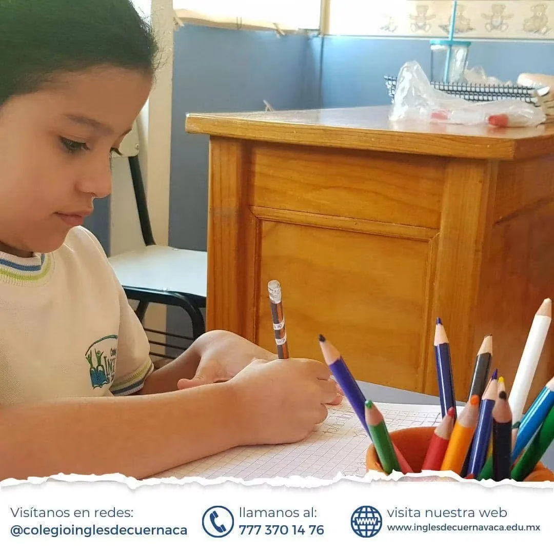 Estudiante del Colegio Inglés de Cuernavaca realizando una actividad escolar